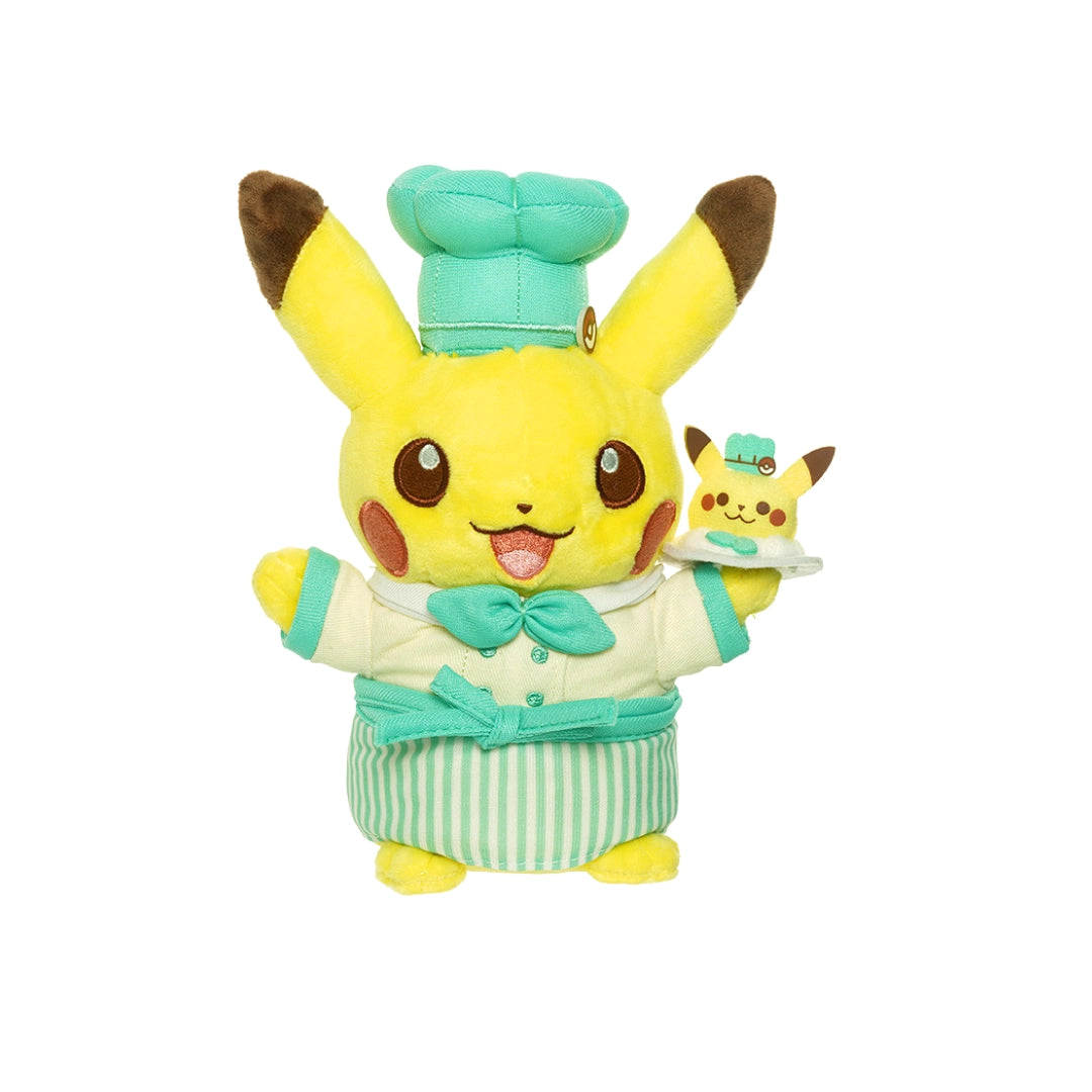 Pokémon Café Pikachu Plüsch als Koch mit grüner Schürze – bei Pokitrio kaufen